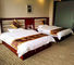 Sistemas comerciales de los muebles del dormitorio del hotel con la cama matrimonial y las sillas de tabla